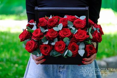 Композиция из 25 красных роз в ящике "Бохо"